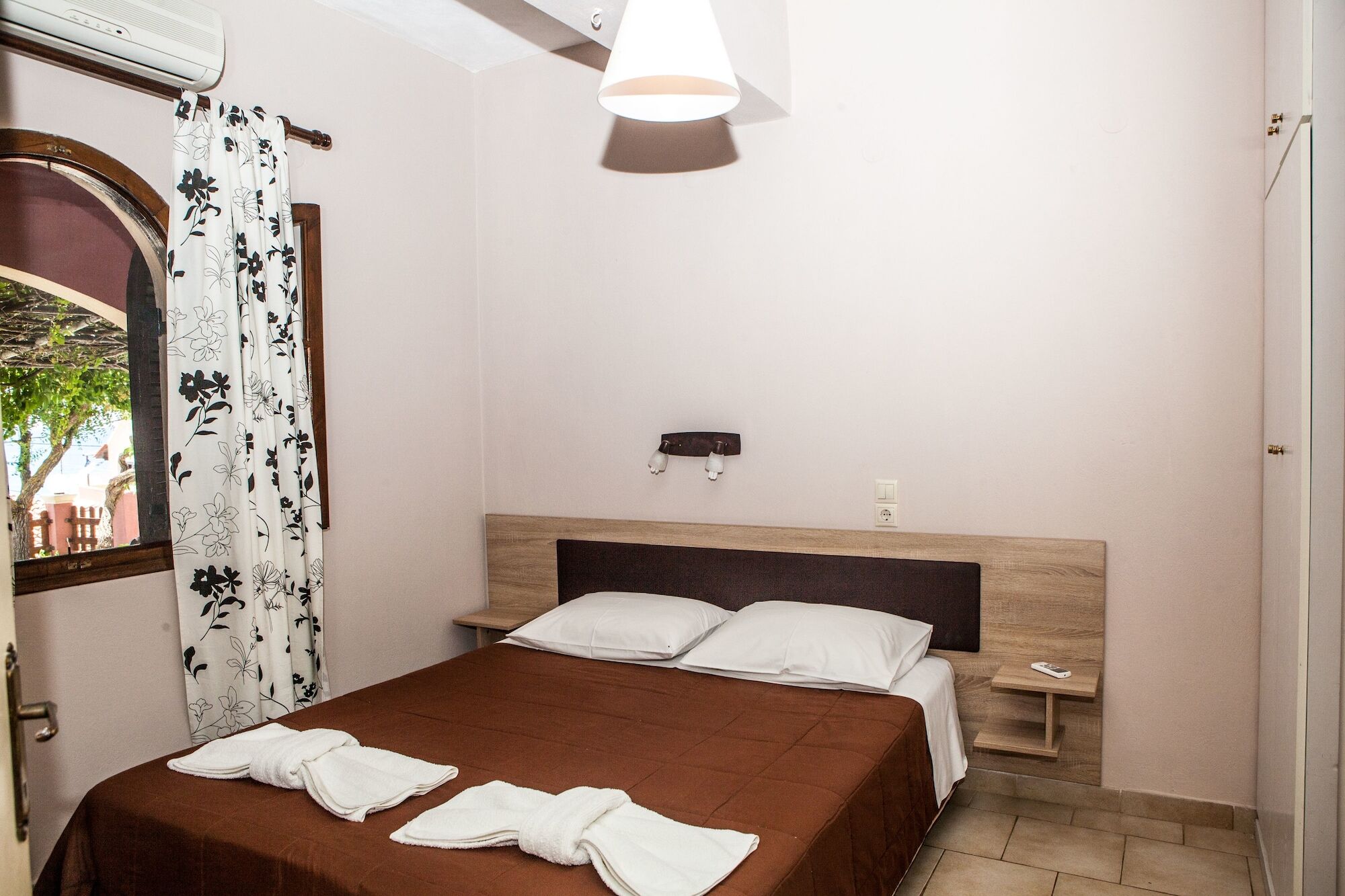 Eleana Apartments And Studios Агиос Георгиос Екстериор снимка